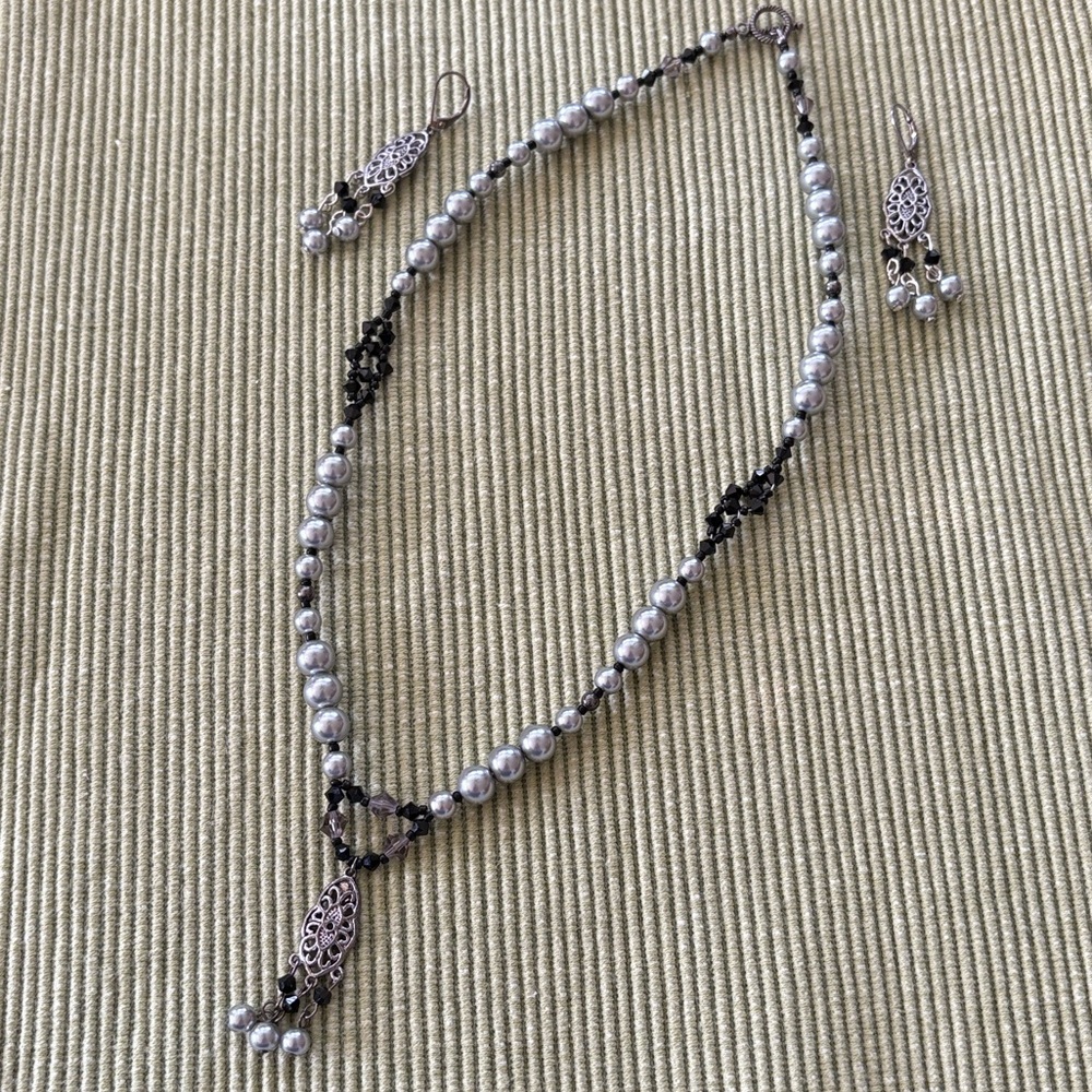 Necklace and earrings set.